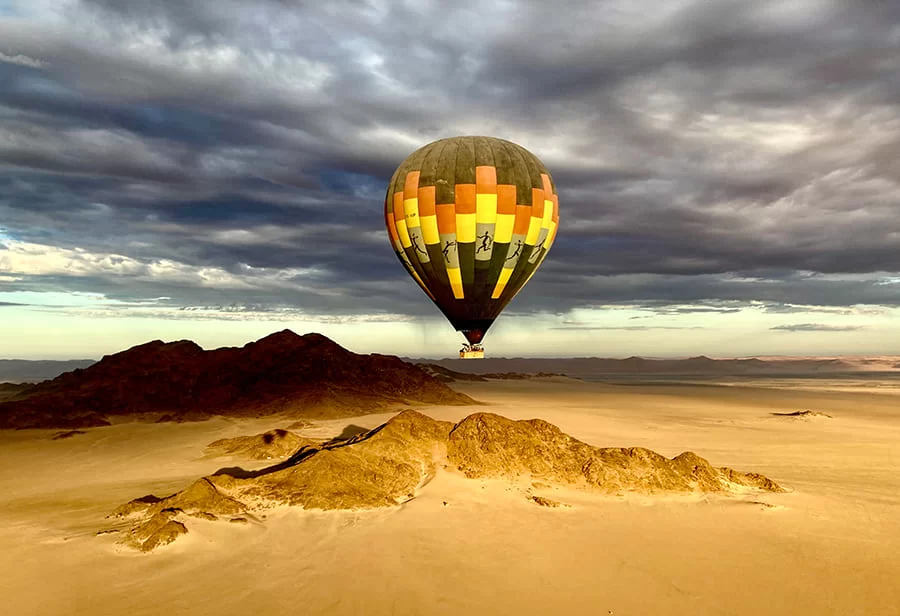 Lot balonem nad pustynią Namib